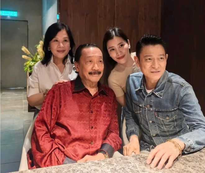 和小姨子吃高档西餐 华仔合影拘谨开元棋牌试玩63岁刘德华在马来西亚