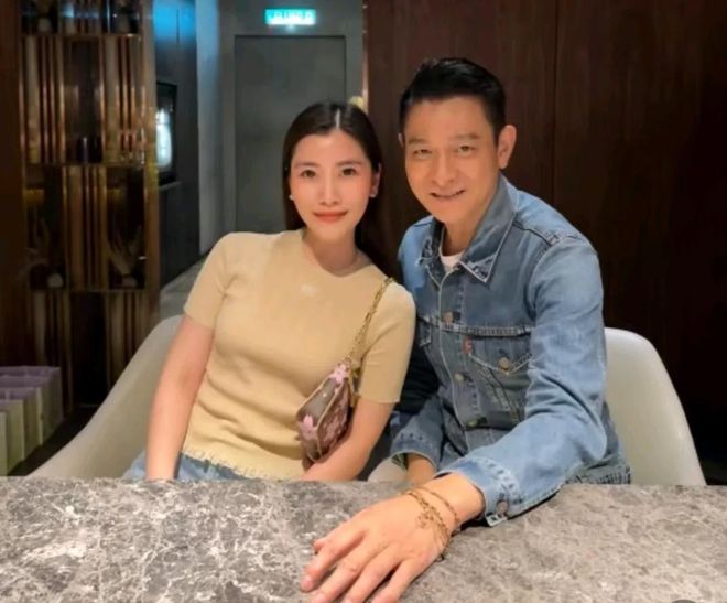 和小姨子吃高档西餐 华仔合影拘谨开元棋牌试玩63岁刘德华在马来西亚(图5)