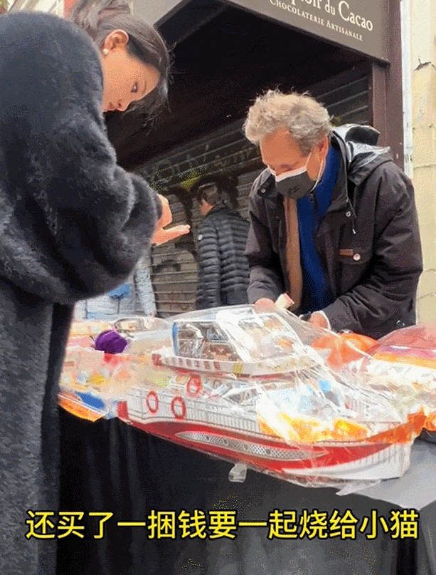 竟被外国铲屎官买爆：我的猫生前最爱吃三文鱼！开元棋牌网站小姐姐在国外摆摊卖猫咪纸扎用品(图3)