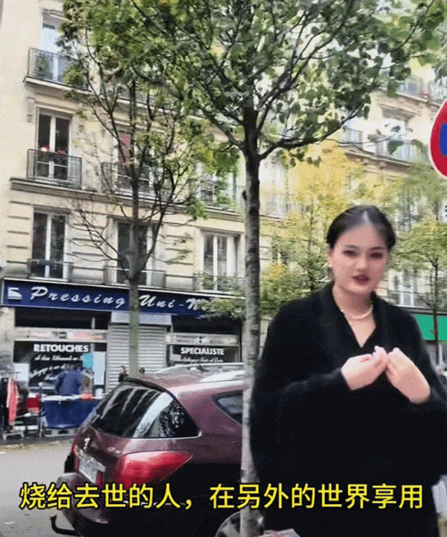 竟被外国铲屎官买爆：我的猫生前最爱吃三文鱼！开元棋牌网站小姐姐在国外摆摊卖猫咪纸扎用品(图4)